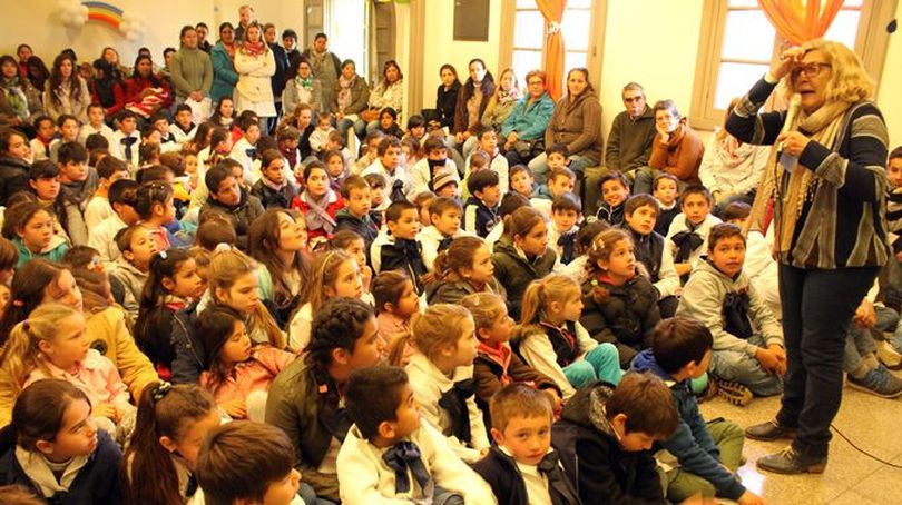Diario El Telégrafo: Entregaron mochilas llenas de libros para alumnos de escuelas rurales