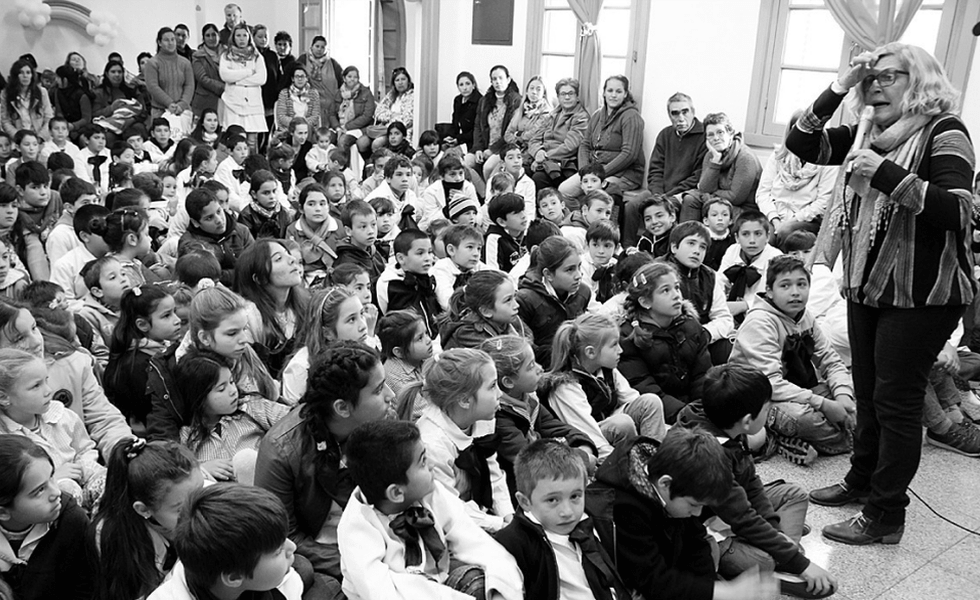 Diario El Telégrafo: Entregaron mochilas llenas de libros para alumnos de escuelas rurales